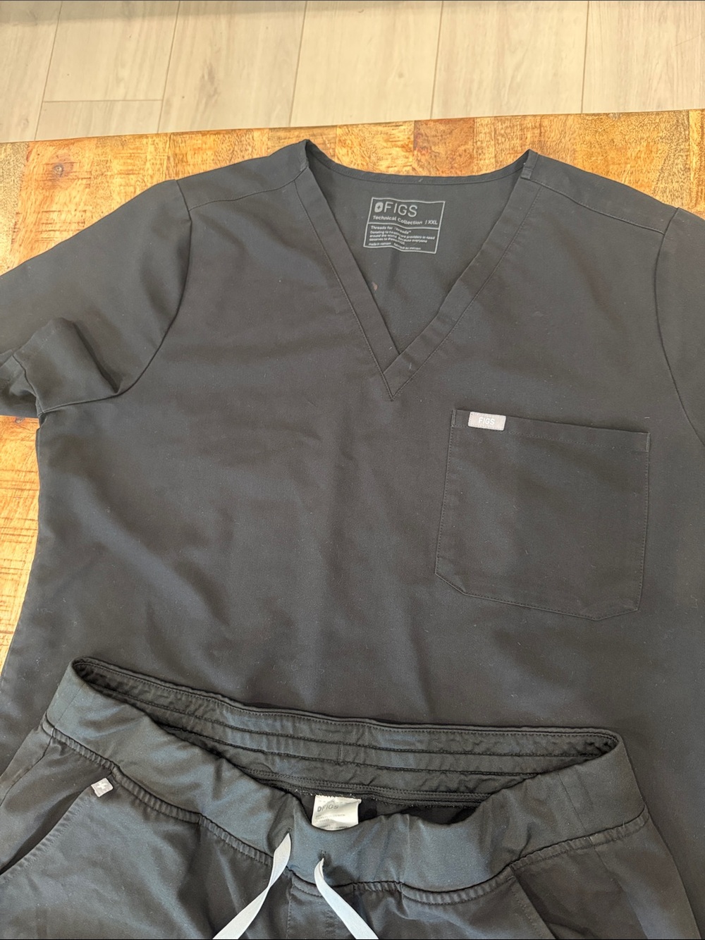 Figs Black V-Neck Scrub Top and Drawstring Pants - Picture 6 of 10